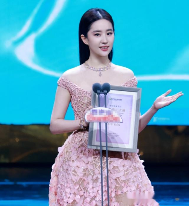 刘亦菲霸凌事件升级!细节曝光全网震怒,难怪卓伟说她很不容易