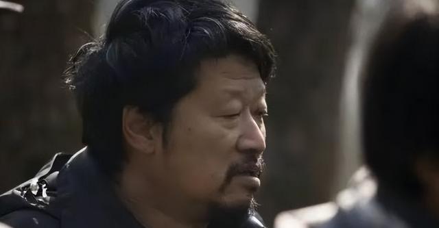 一手捧红靳东和王凯,自己却坚持跑龙套,王凯领奖台单膝跪地感恩