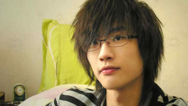 许嵩到底多有才？18年前的一首歌，一个脏字没带却骂了大半个娱乐圈