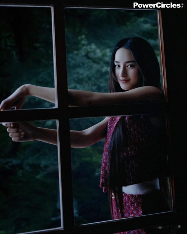 “宝儿姐”李宛妲全新杂志大片，古宅深处精灵少女眉目如画