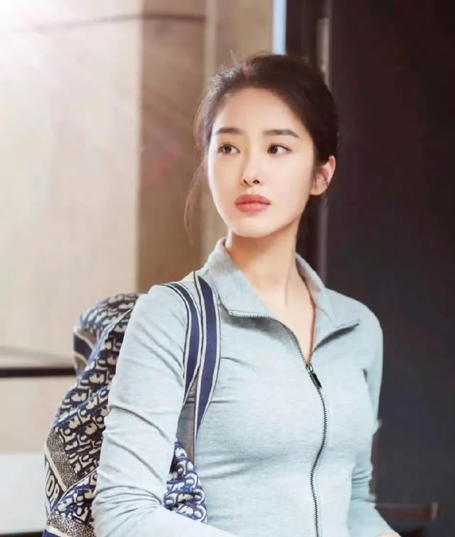 杨采钰的笑容洋溢着自信与魅力，仿佛具有魔力。