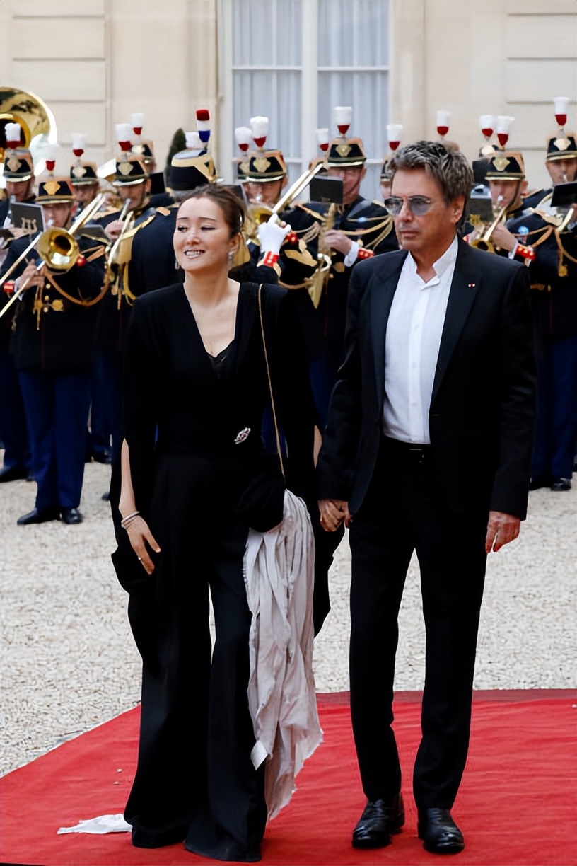 巩俐又牛了！和75岁老公受邀出席法国国宴，一身黑白配又嫩又霸气