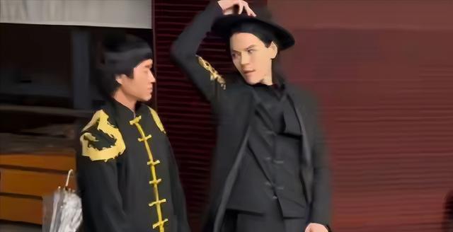 向佐掌掴李小龙模仿者,对方报警:向华强儿子无法无天?本人回应