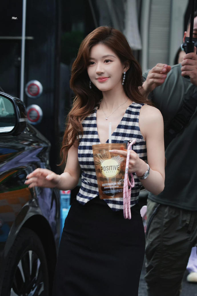 赵露思看着好精致，穿真丝裙搭小香风外套，随便一穿不失美女气质