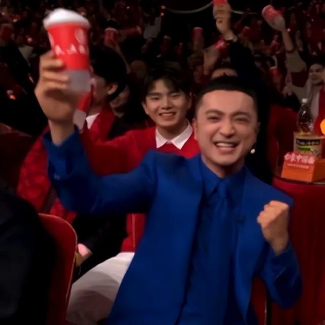 王菲出场,瞬间爆了!网友却对着她的耳环流口水