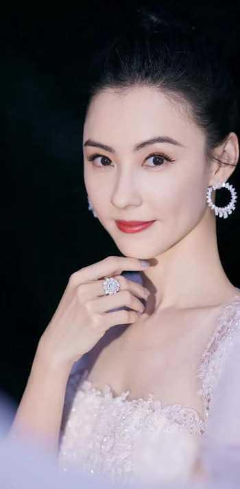 张柏芝妈妈戴莎莉:50岁还演三级片,曾大骂谢霆锋全家人都是戏