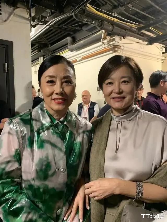 林青霞同框汪明荃,69岁自然老太有魅力,阿姐靓丽打扮都被抢风头