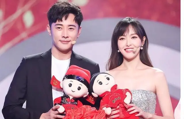 唐嫣罗晋难得合体陪4岁女儿去乐园，夫妻俩与孩子保持距离防曝光