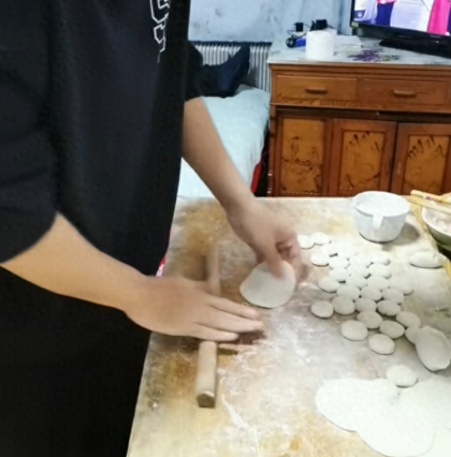 笑不活了!南方人包饺子的速度北方人看傻了,网友的评论笑死我了