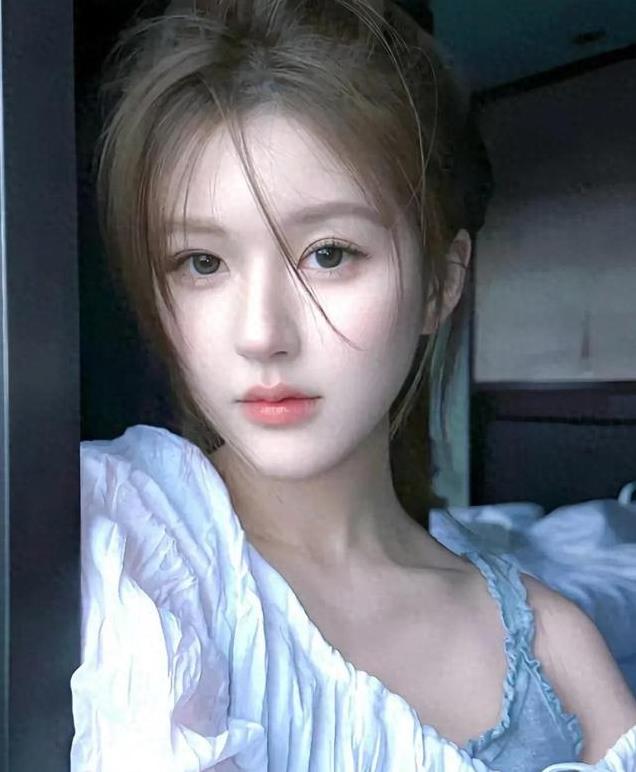 原来一切早有预兆，业内爆赵露思病情真相，此前多次行为失常惹疑