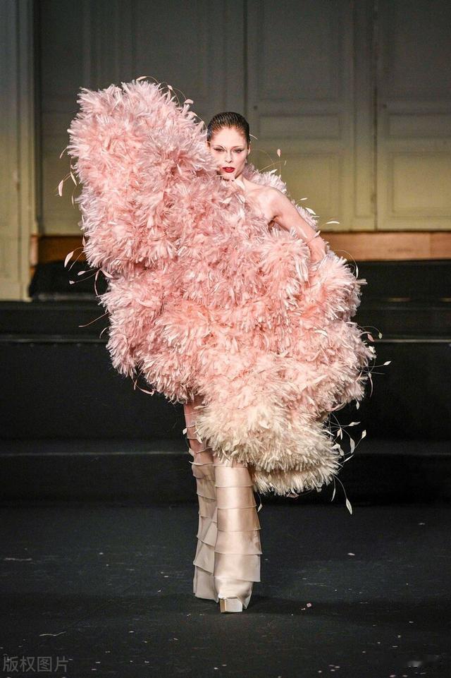 可可·罗恰现身Cheney Chan2024秋冬定制系列大秀走秀