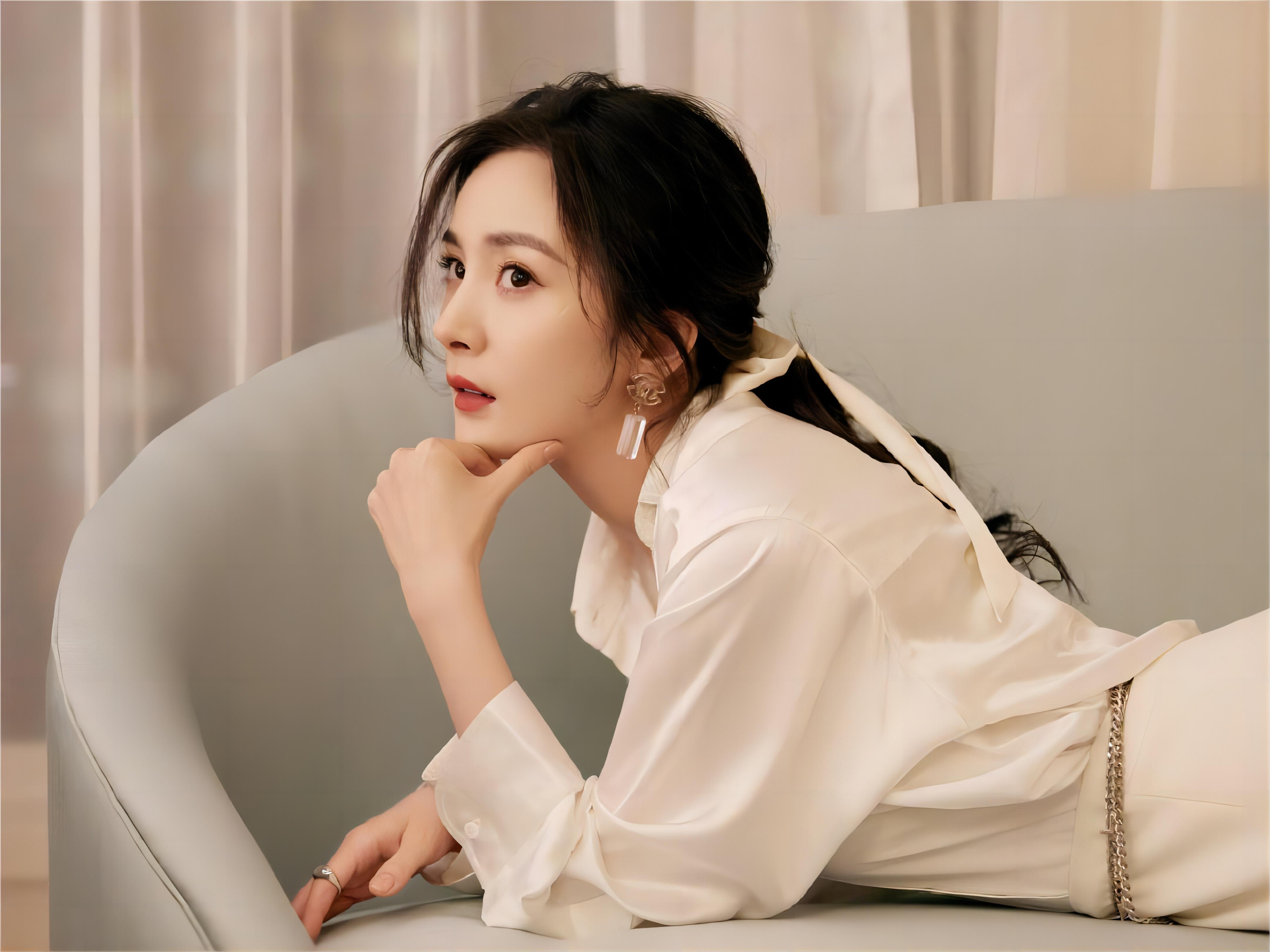 杨幂带病参加商业活动，敬业精神获赞，粉丝心疼呼吁注意休息