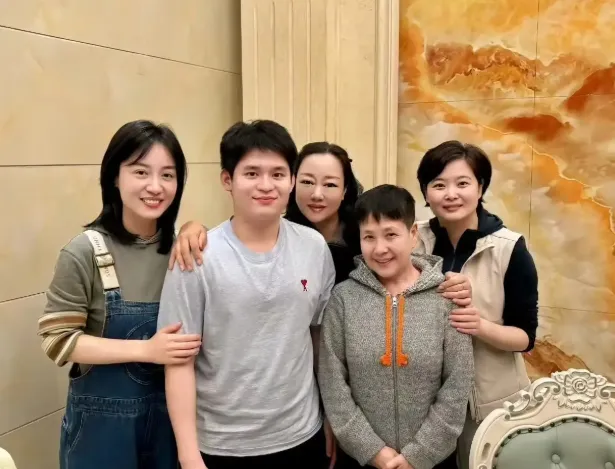 林诗栋恋情官宣？搂肩合影美女身份曝光，青梅竹马