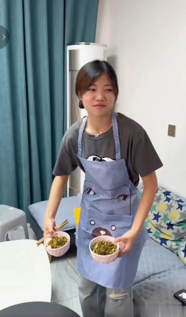 解清帅大妹炸酱面吃不完给哥哥吃，网友：感情好二哥也不嫌弃