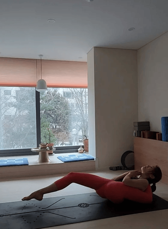 50岁韩国女演员公开脸上打针副作用，下巴肿胀，嘴巴僵硬，靠瑜伽找回自信