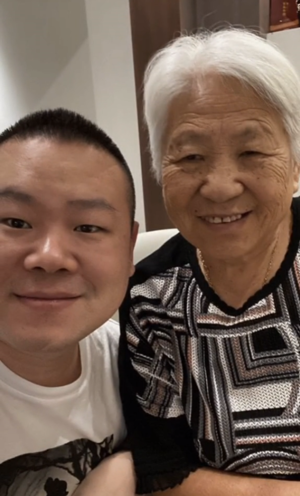 岳云鹏初四回河南老家！请全家22人看电影，弟弟露面像他气质淳朴