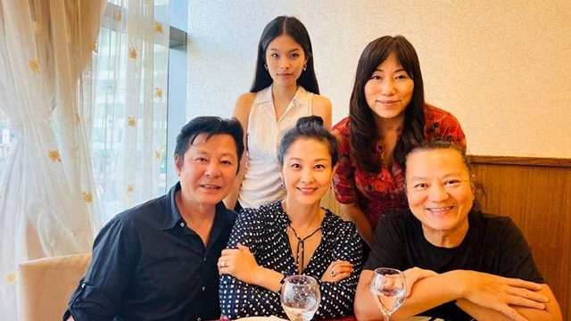 59岁老戏骨三代定居美国，国内挣钱国外花？高调晒国外奢华生活