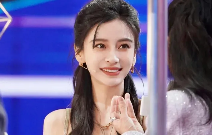 全平台解封!张嘉倪复出,比baby还尴尬