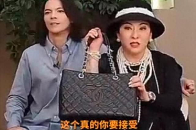 向佐兑现承诺来找晓华理发 花费三个多小时 最终造型疑似“翻车”？