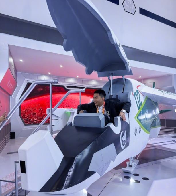 胡军儿子告诉我们，高级的富养是志存高远，太平庸的只能混娱乐圈