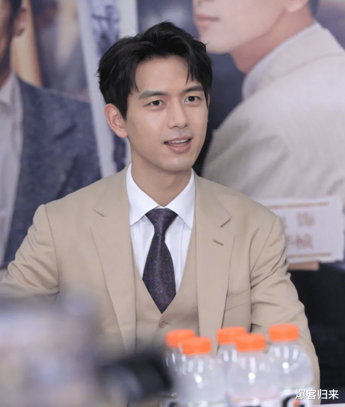 李现新浪扫楼惊艳亮相,素颜霸总魅力引爆热议