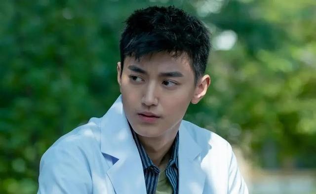 今晚，一部36集悬疑剧播出，6位戏骨坐镇，2大看点，有爆款潜质