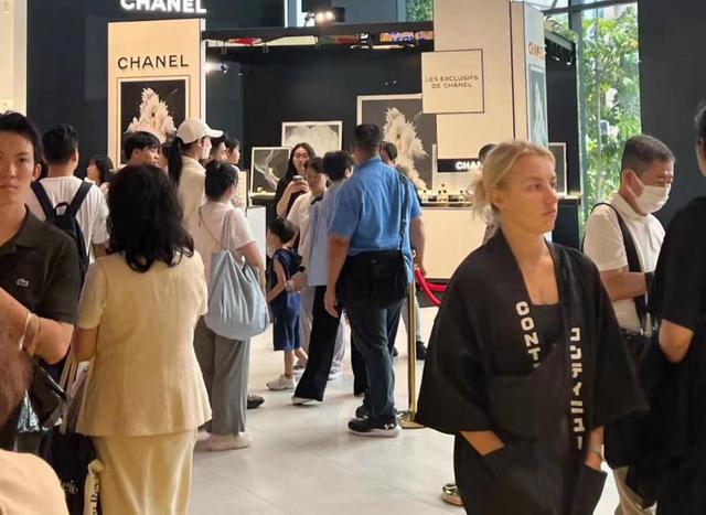 奚梦瑶全家游泰国，儿女正脸曝光：4岁儿子帅过何猷君，女儿超萌