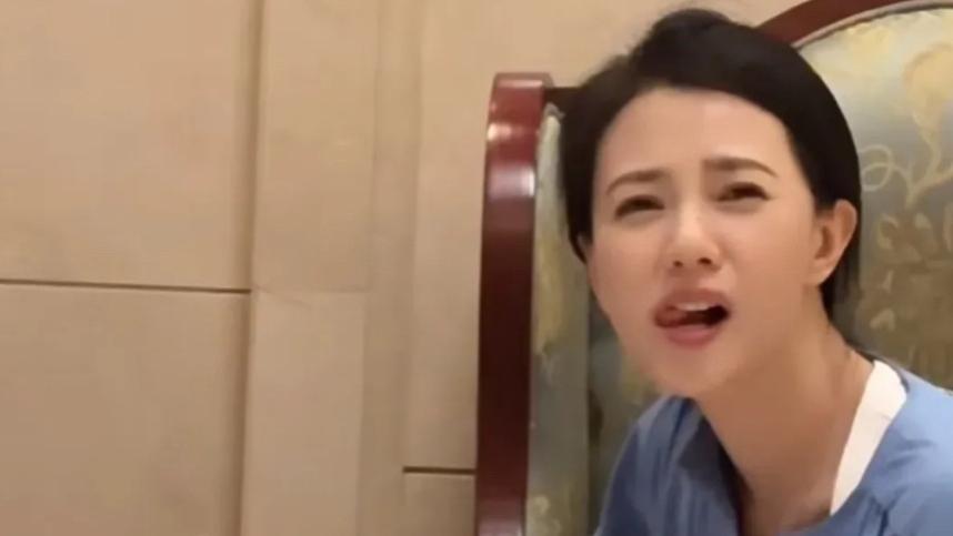 44岁高圆圆机场吃泡面被拍，舔嘴嗦面毫无女神包袱，抬头一瞥封神了