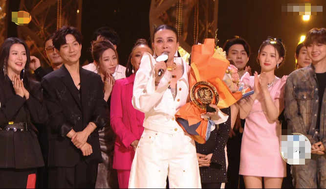 细看刘欢三个蹊跷的眼神，歌手节目玩过头了