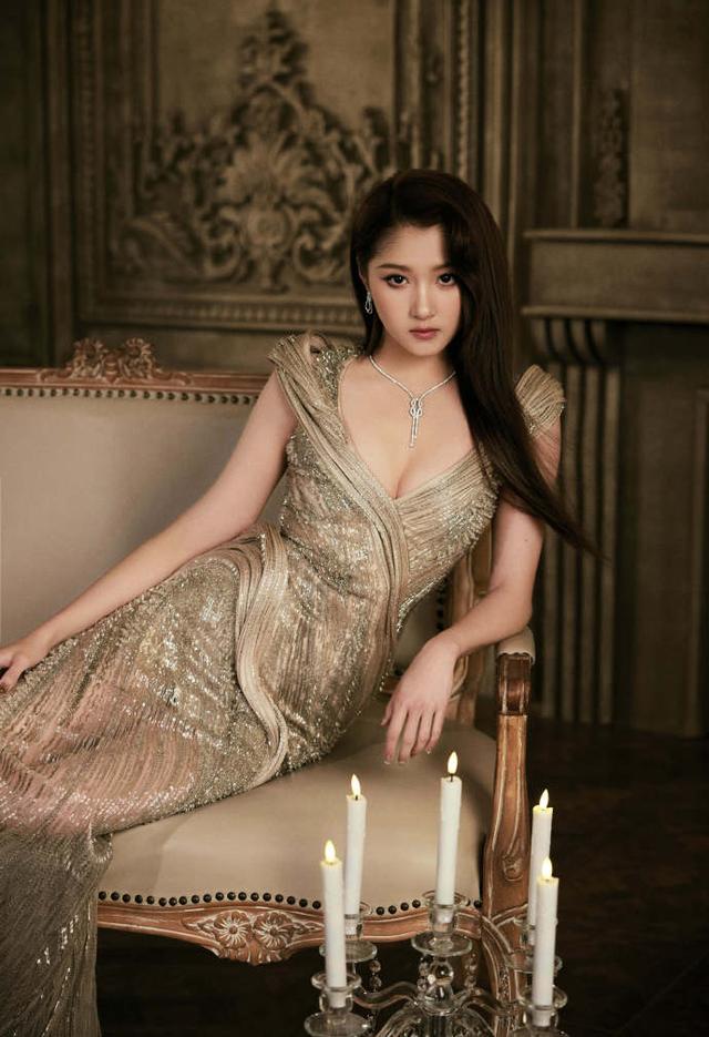 关晓彤啊 大长腿上长了个脖子