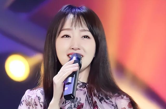 杨钰莹第一次上央视,工作人员被其美貌“吓到了”,她当年有多美