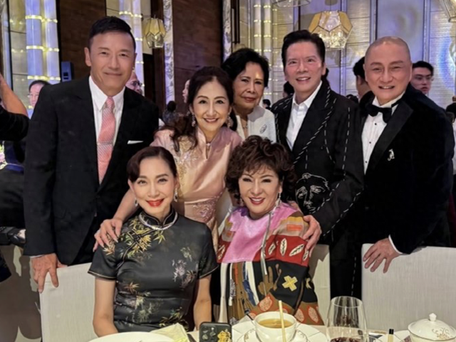 汤镇业嫁女与前妻罕同框,两人迎宾有说有笑,51岁姜坤仍明艳动人