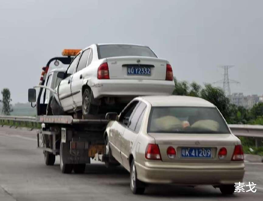 高速上请拖车，到底是找4S店还是找交警？老司机告诉你正确做法