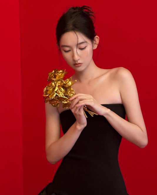 《边水往事》女赌王荣姐:戏里土掉渣,年轻靓到炸,还是挂历女神