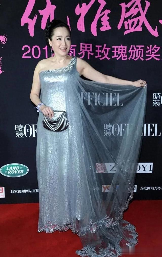 77版“黄蓉”老了仍然迷人,穿“鱼鳞裙”风韵妖娆,美出高级感