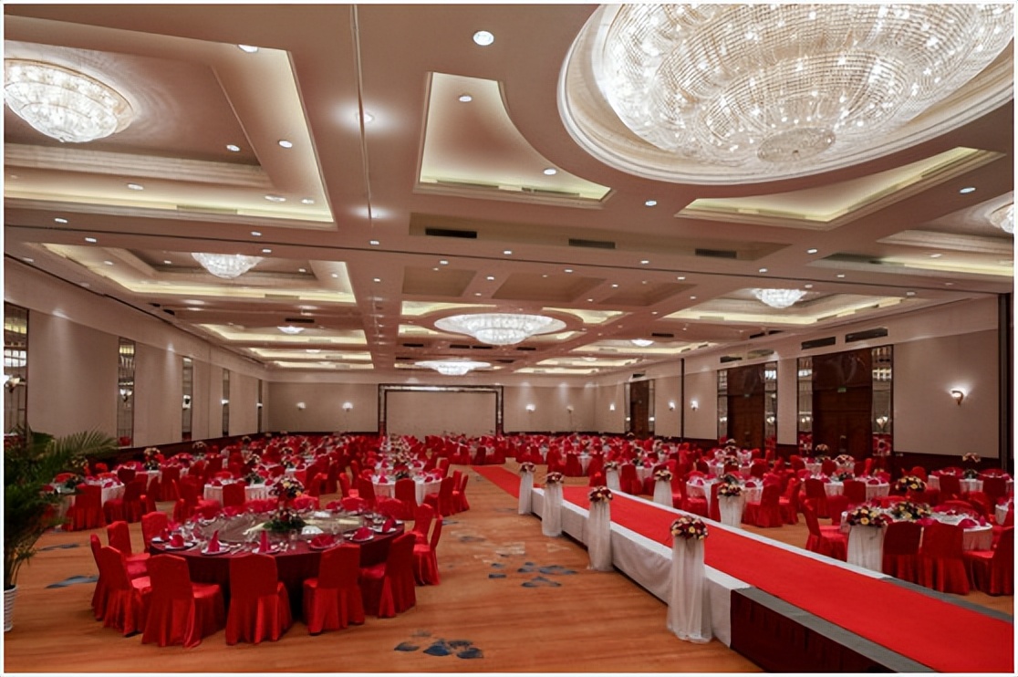 老板二婚喜宴摆了68桌,全公司180人只去了5个领导,原因看透人性