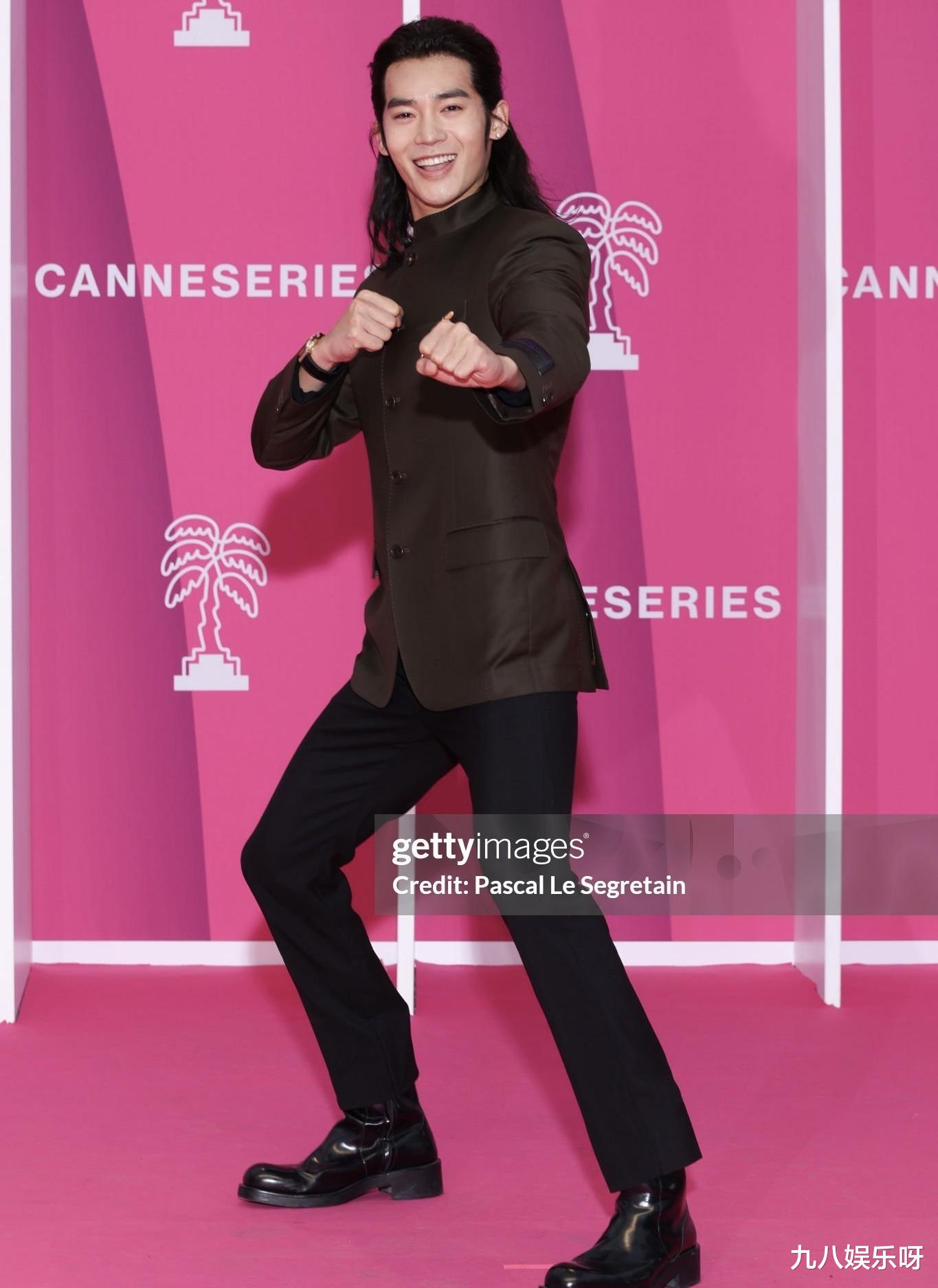 于适近照引争议，低领衬衫大秀身材，却被吐槽：撞脸向佐