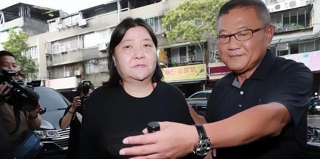 丧事喜办!大S头七撞上结婚纪念日,S家邀请亲友吃蛋糕庆祝!