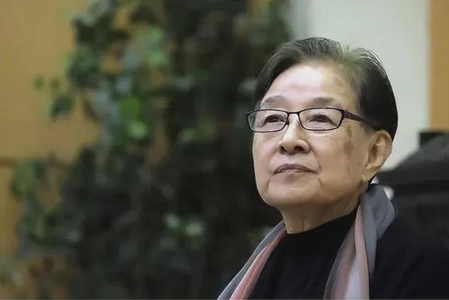 56岁解晓东罕见现身养老院,昔日巨星如今穿着邋遢,手提布袋落差大