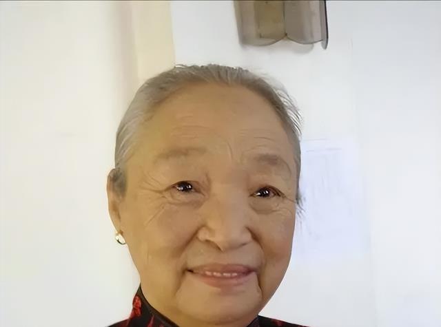 她是国家一级演员,因病去世千人含泪送别,23岁孙子更是国人骄