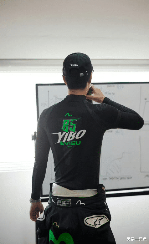 王一博赛车后台照,是偶像还是赛车手?