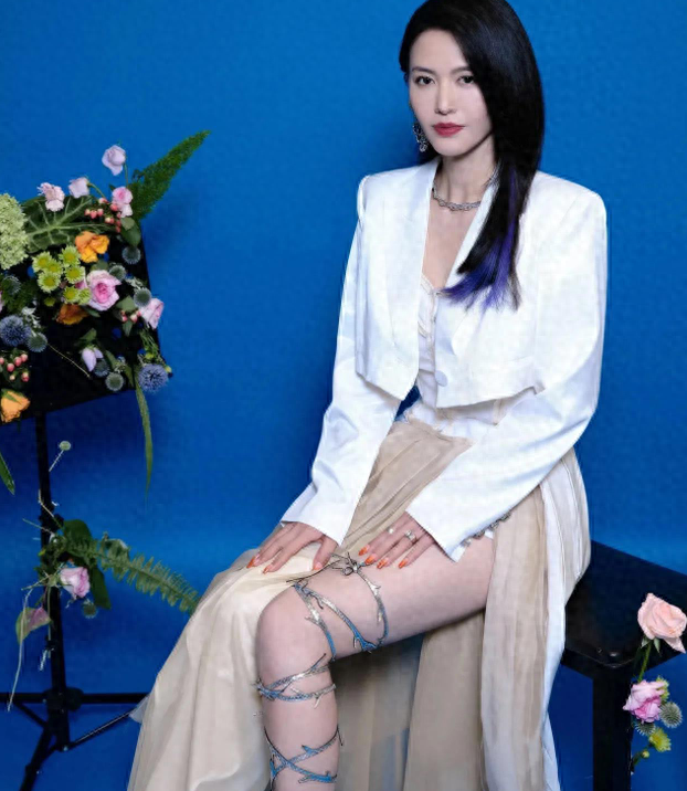 谭维维在外婆90岁生日宴上献唱，穿长袖却露出部分花臂，有点吓人