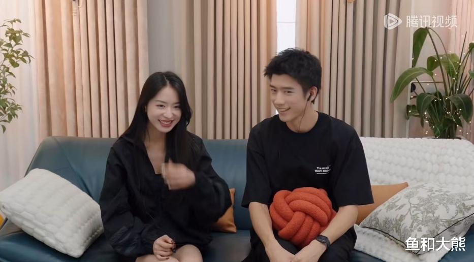 《心动7》高雅CP陪看告白夜,隔开坐无接触,彭高抹泪情绪低落