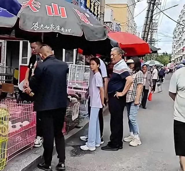 贾乃亮带甜馨回东北看爷爷奶奶，祖孙三人逛菜市场，甜馨身高惊人