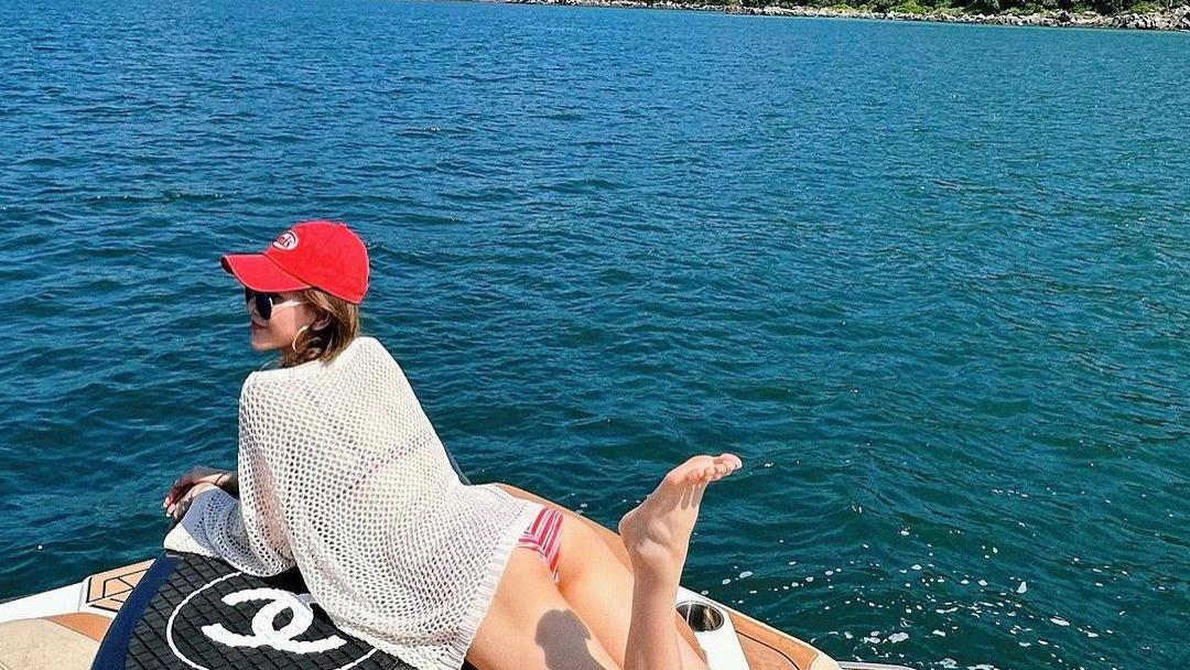 李彩桦穿比基尼出海晒太阳，万元冲浪板尽显奢华，40岁活成人生赢家