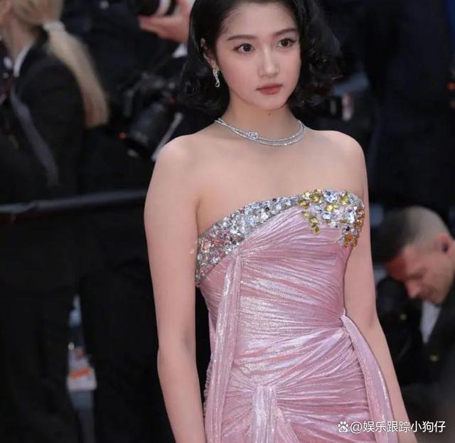 关晓彤戛纳红毯:脖子短手臂粗,复古短发显老气,礼服不显腰身?