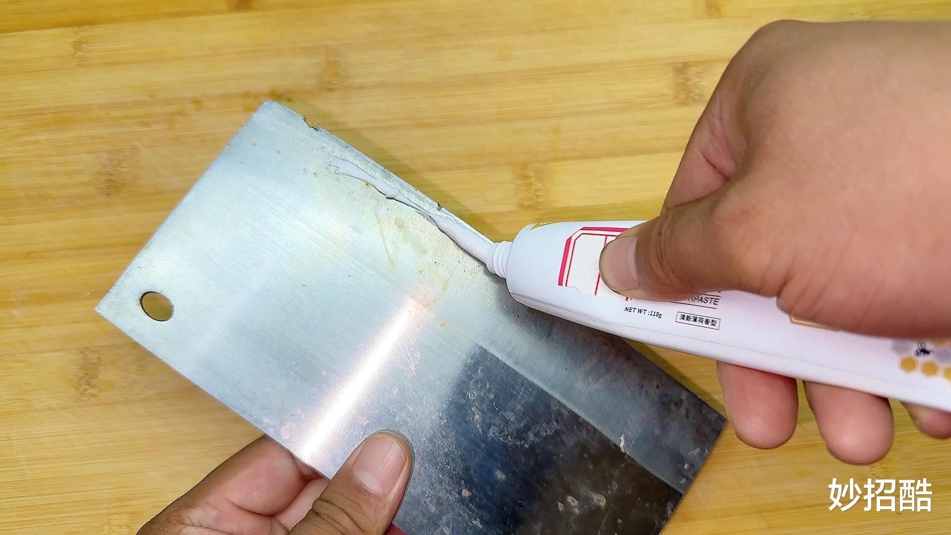 把牙膏抹在菜刀上，没想到这么厉害，家家户户都要用，快去试试