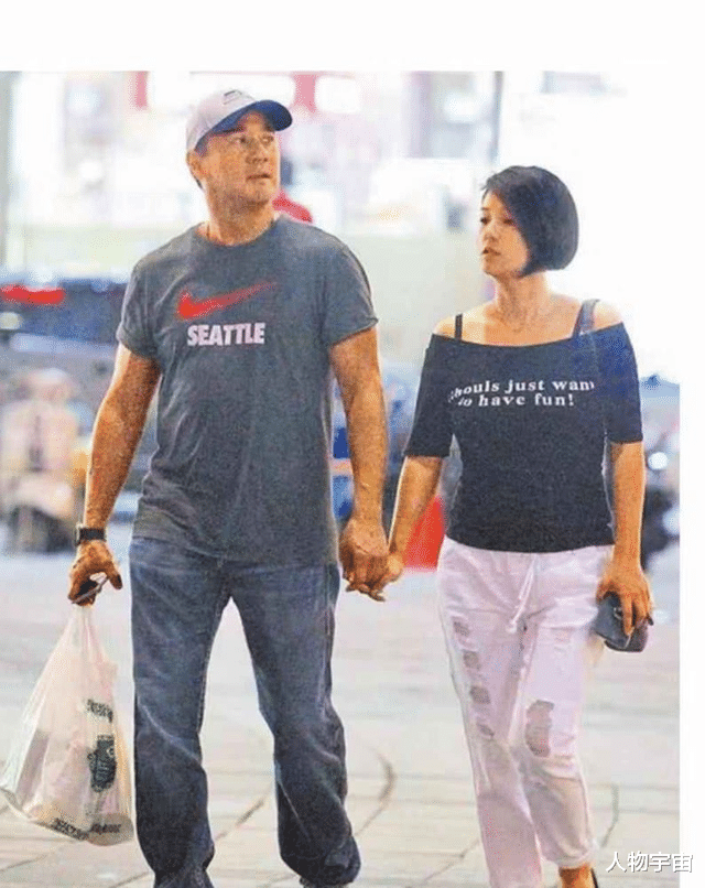 他是美籍华人英俊幽默,恋情多姿曾是不婚主义,年轻太太驱夫有术