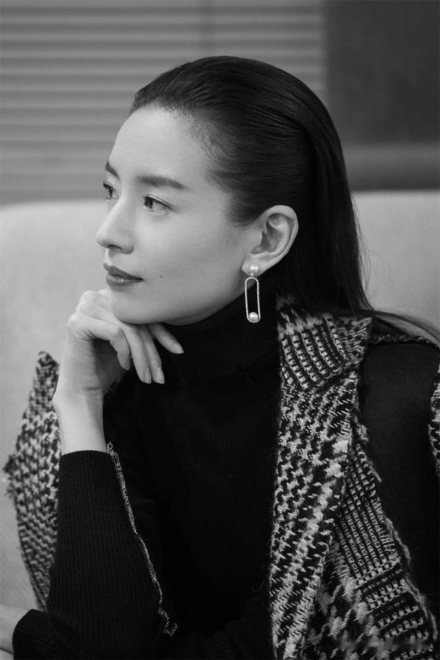 露脑门都美的8位女星,别人发际线遮遮掩掩,她们“大光明”更飒