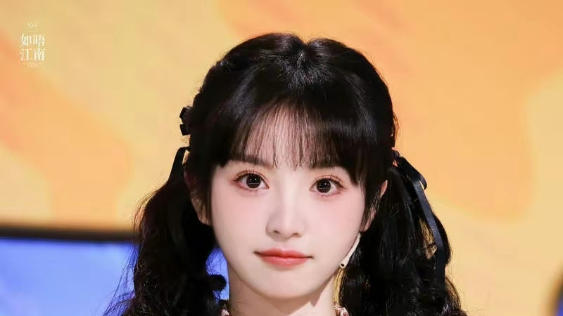 田曦薇双马尾冷艳妆容，好凶好爱双马尾造型，鬼马俏皮甜酷十足。